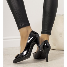 Décolleté beige su un prezioso tacco a spillo nero 1