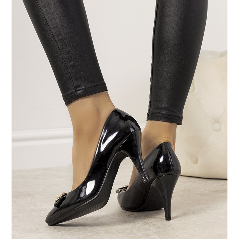 Décolleté beige su un prezioso tacco a spillo nero 1