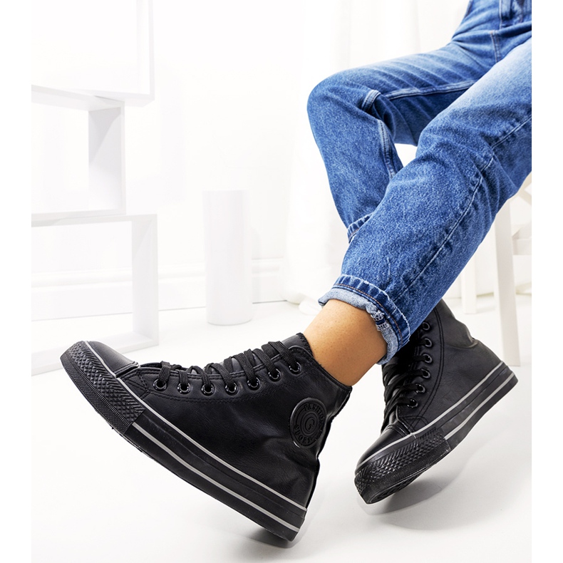 Sneakers alte alla caviglia nere isolate di Lade nero 1