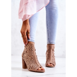 FB1 Stivali Traforati Su Un Post Beige Bretagna 2