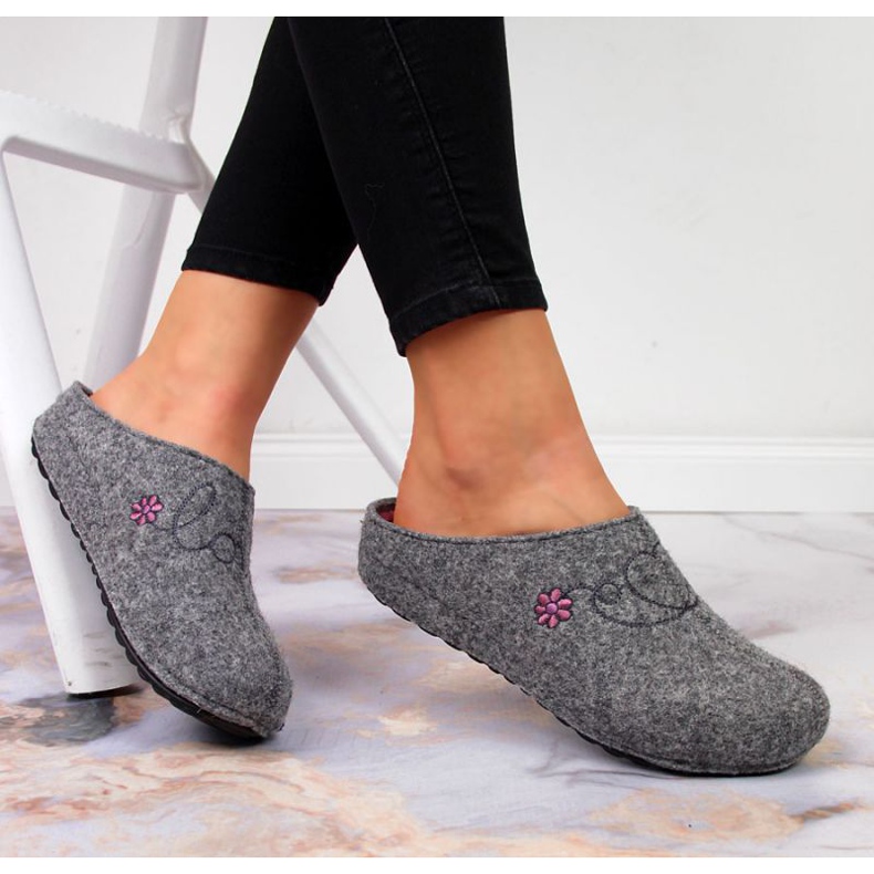 Pantofole con ricamo Panto Fino W INT1632 grigio 1