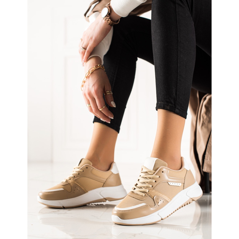 Ideal Shoes Sneakers beige sulla piattaforma 1