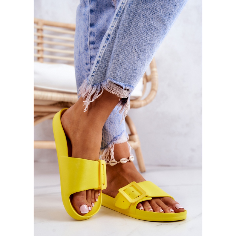 Pantofole da donna Big Star con fibbia FF274A392 gialle giallo 2