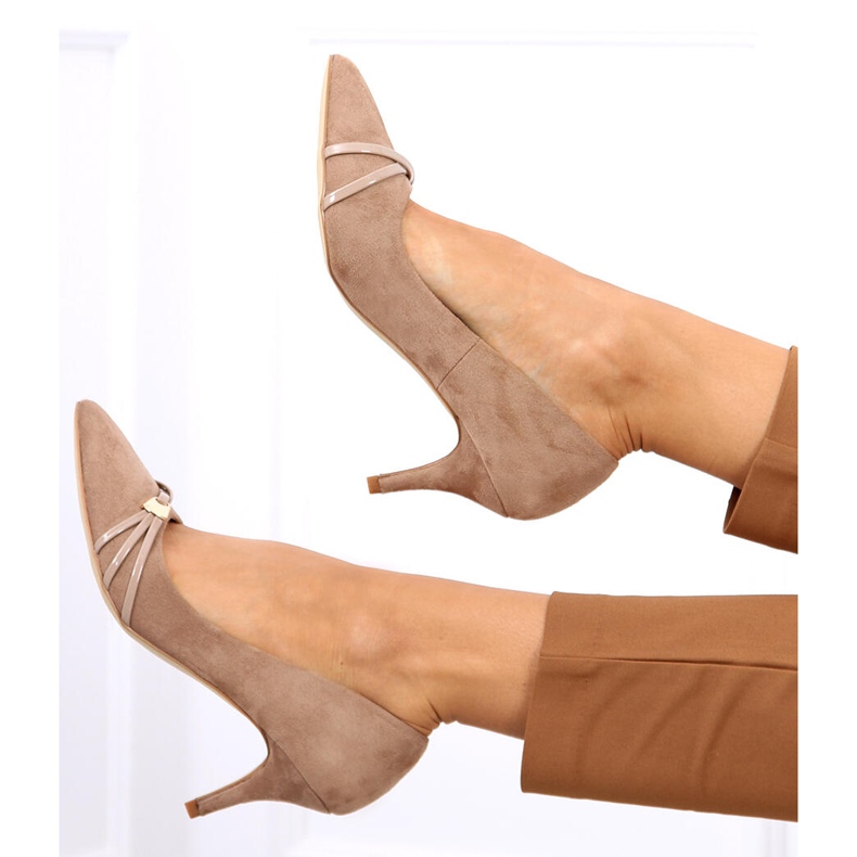 Pompe su una spilla April Beige 1