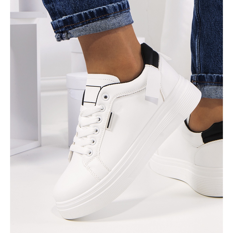 Sneakers bianche sulla piattaforma Perales bianca 1