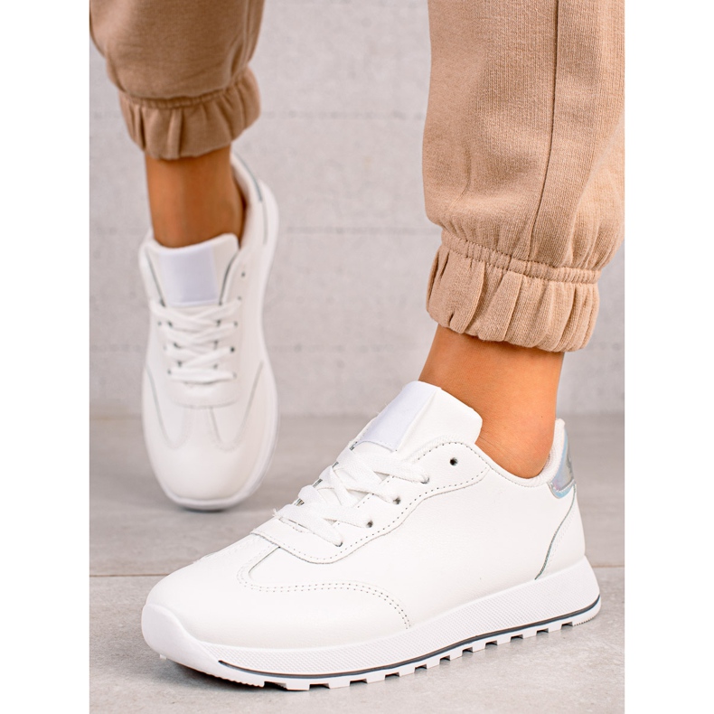 TRENDI Classiche scarpe sportive realizzate in ecopelle bianca 1
