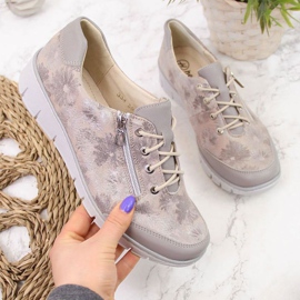 Scarpa in pelle con fiori beige Helios W 334 1