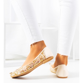 Le ballerine traforate beige di Cathy 1