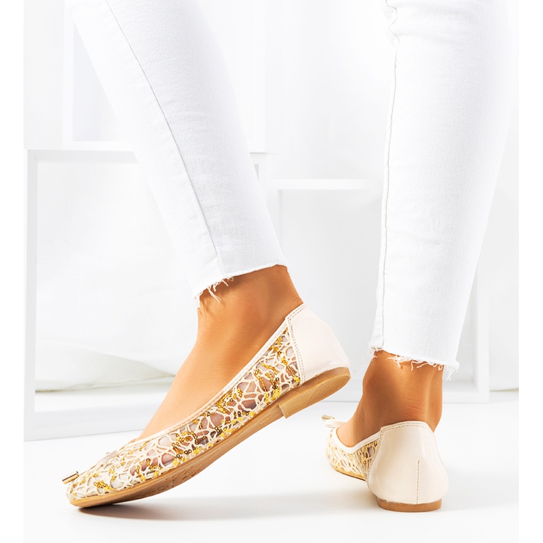 Le ballerine traforate beige di Cathy 1