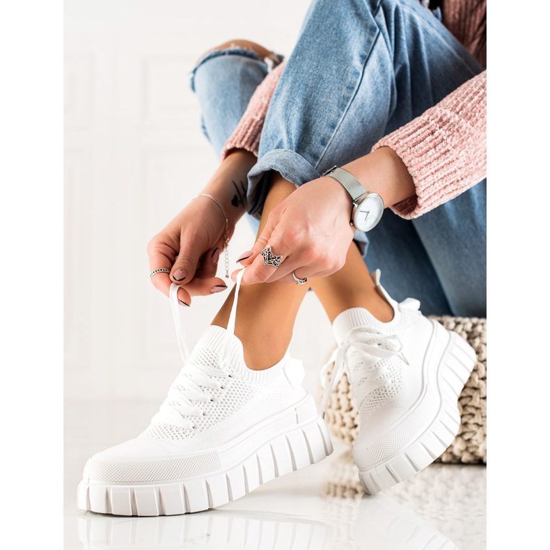 TRENDI Sneakers alla moda sulla piattaforma bianco 1