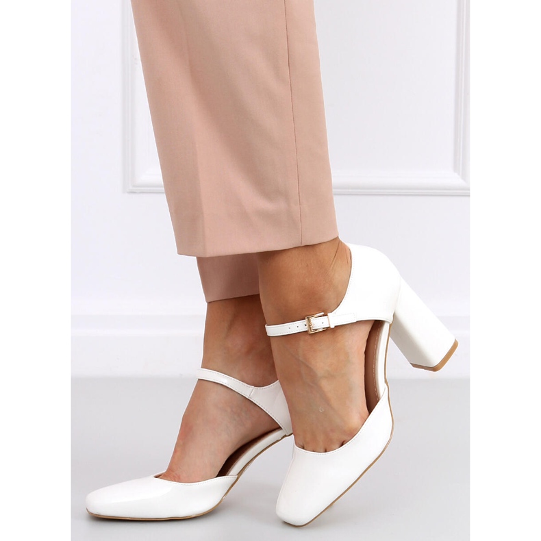 Pumps esposte sul post di Frida White bianco 1
