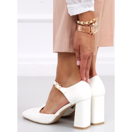 Pumps esposte sul post di Frida White bianca 2
