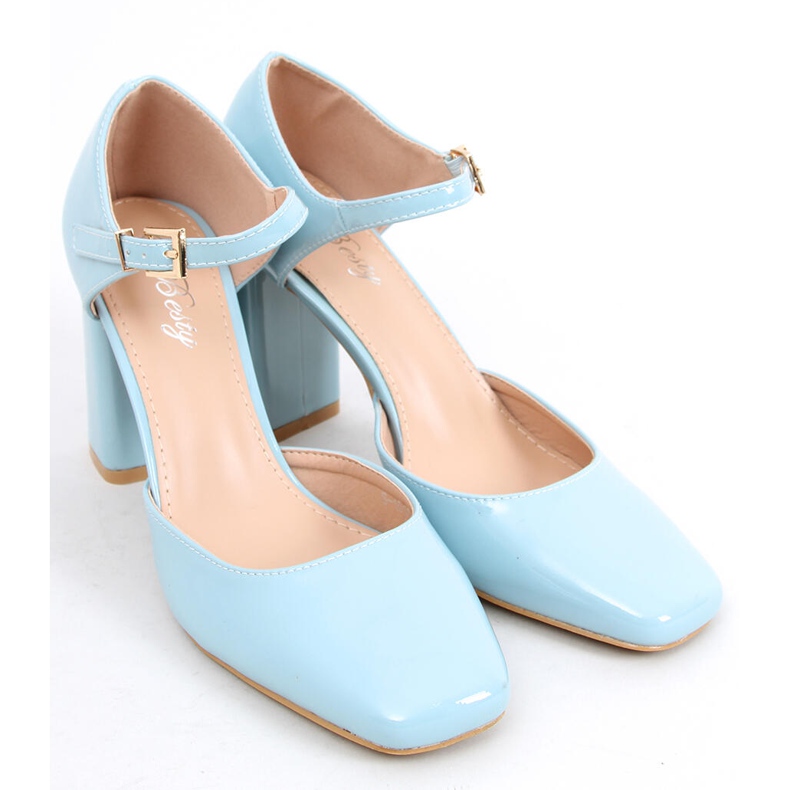 Pumps esposte sul post di Frida Blue 2
