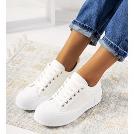 Sneakers bianche su una spessa suola in Luther bianco 1