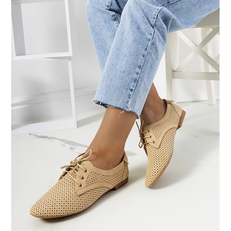Scarpe traforate beige di Tapley 1