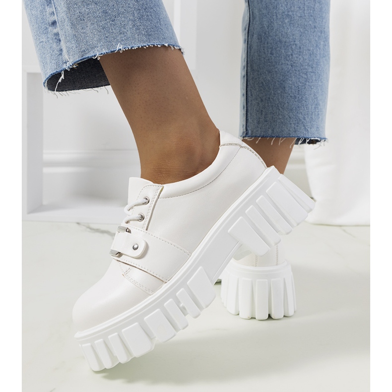 Scarpe bianche su suola da trattore di Sallie bianca 1