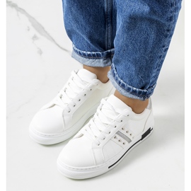 Sneakers bianche con borchie Luus bianco 1