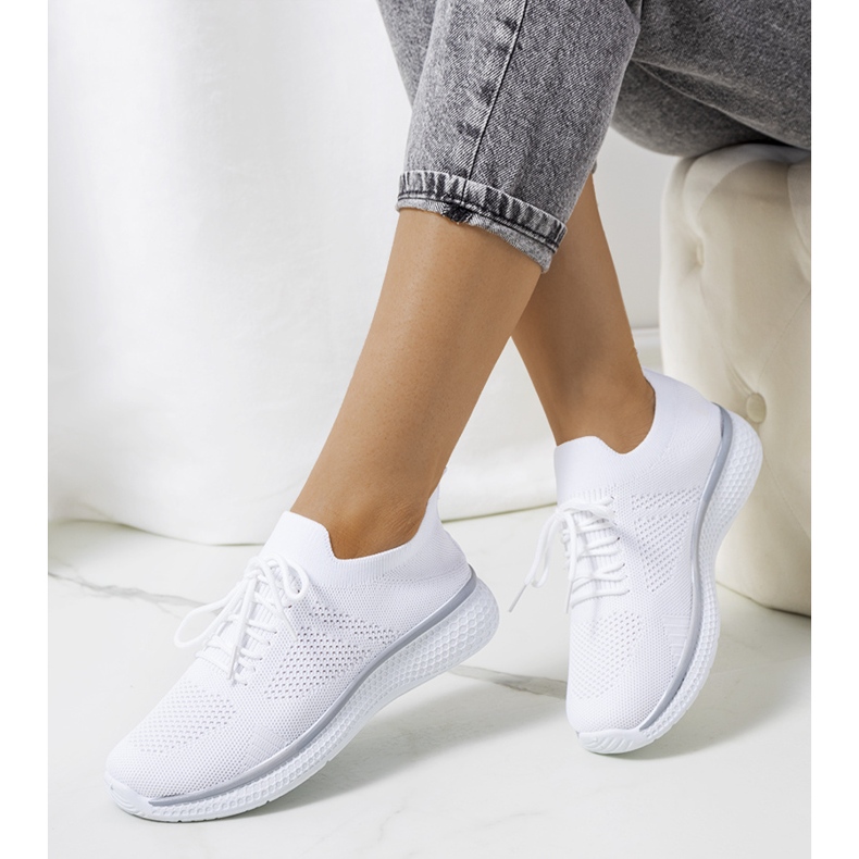 Le sneakers sportive bianche di Michael bianca 2