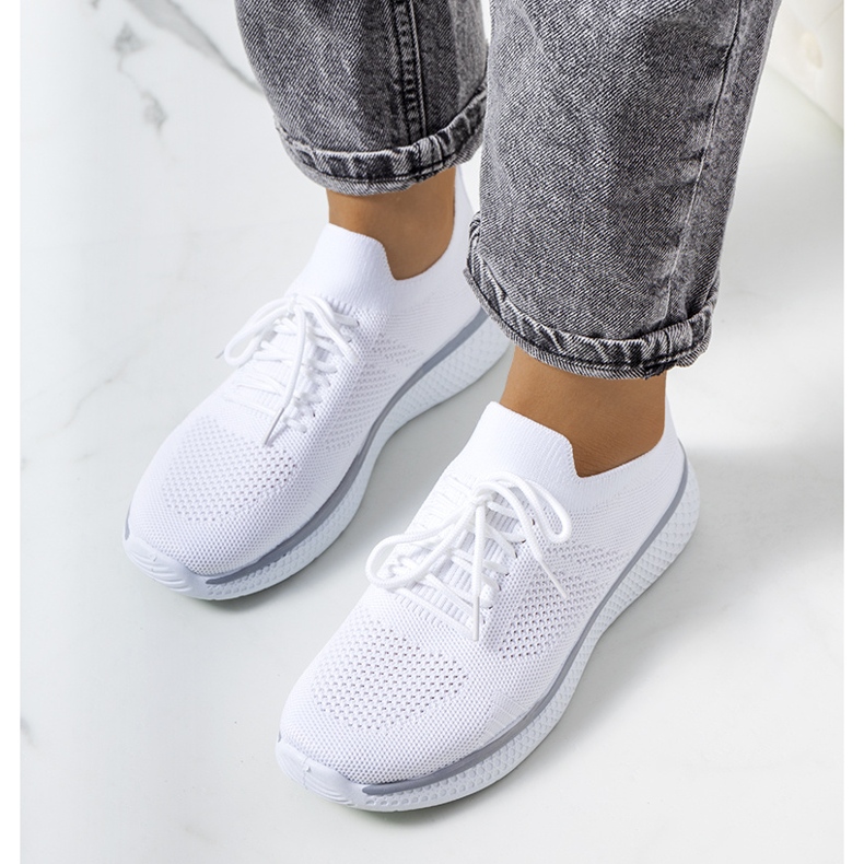 Le sneakers sportive bianche di Michael bianca 1