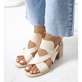 Sandali in pelle beige sul post di Destina 1