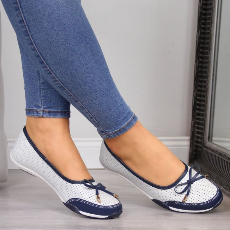 Ballerine traforate da donna in pelle bianca eVento 2