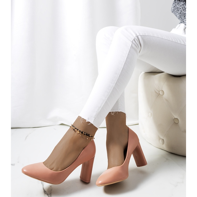 Décolleté rosa sul post di Burnaby 1