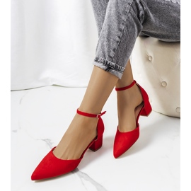 Pompe rosse sul palo di Annely rosso 1