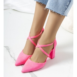 Décolleté rosa neon sul post di Hassing 1