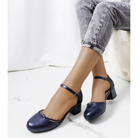 Décolleté blu navy su un palo basso di Lynden 1
