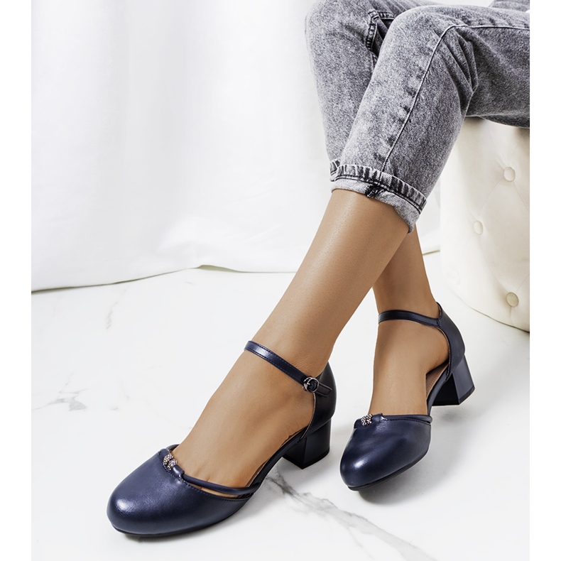 Décolleté blu navy su un palo basso di Lynden 1