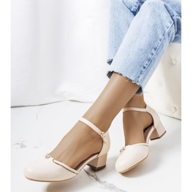 Décolleté beige su un palo basso di Lynden 1