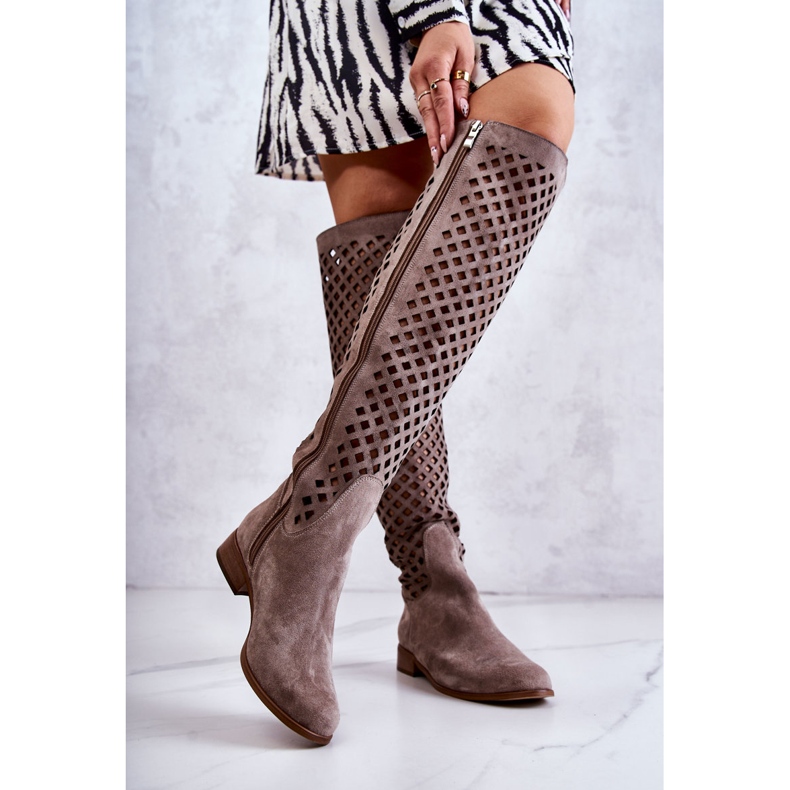 PA2 Stivale Arinna in camoscio beige scuro con motivo traforato marrone 1
