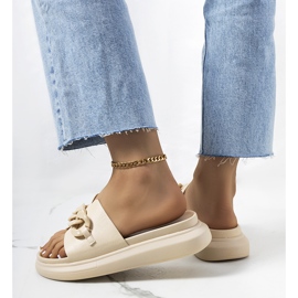 BM Ciabatte beige con catena Levy 1