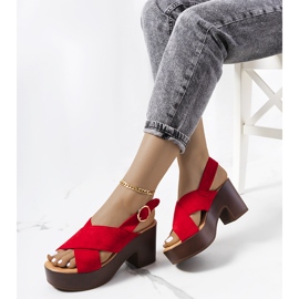 Sandali rossi sulla piattaforma della Cappella rosso 1