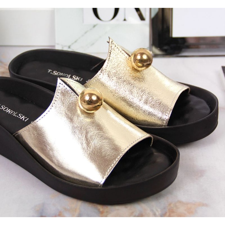 Ciabatte in pelle con pallina decorativa T. Sokolski W SCA165B dorata d'oro 2