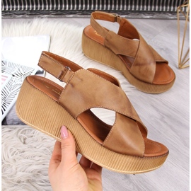 Sandali da donna in pelle su zeppa marrone Dolce Pietro 2