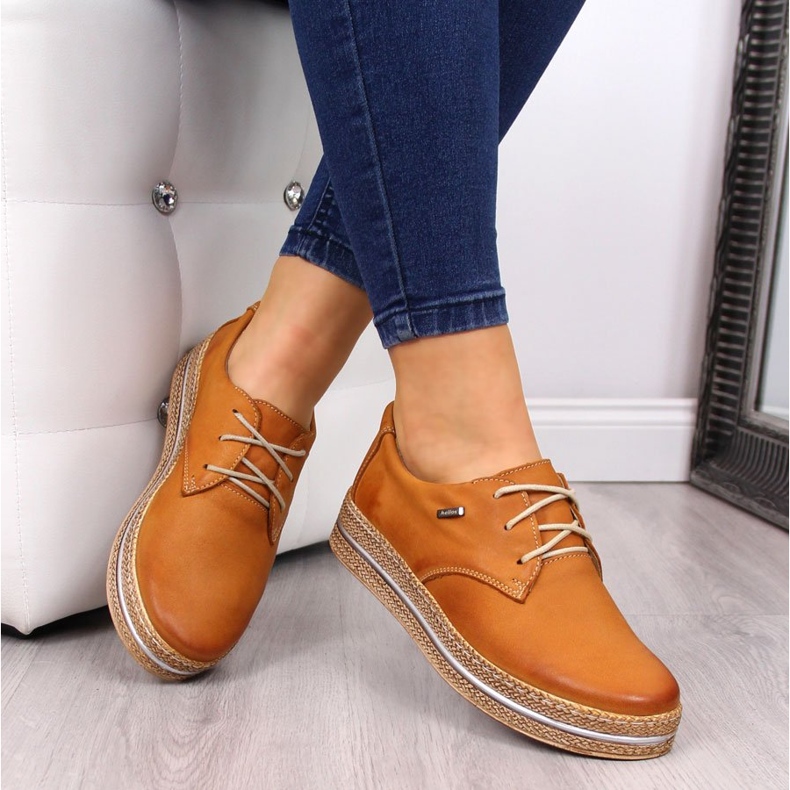Scarpe da donna in pelle con plateau marrone chiaro Helios 380 1