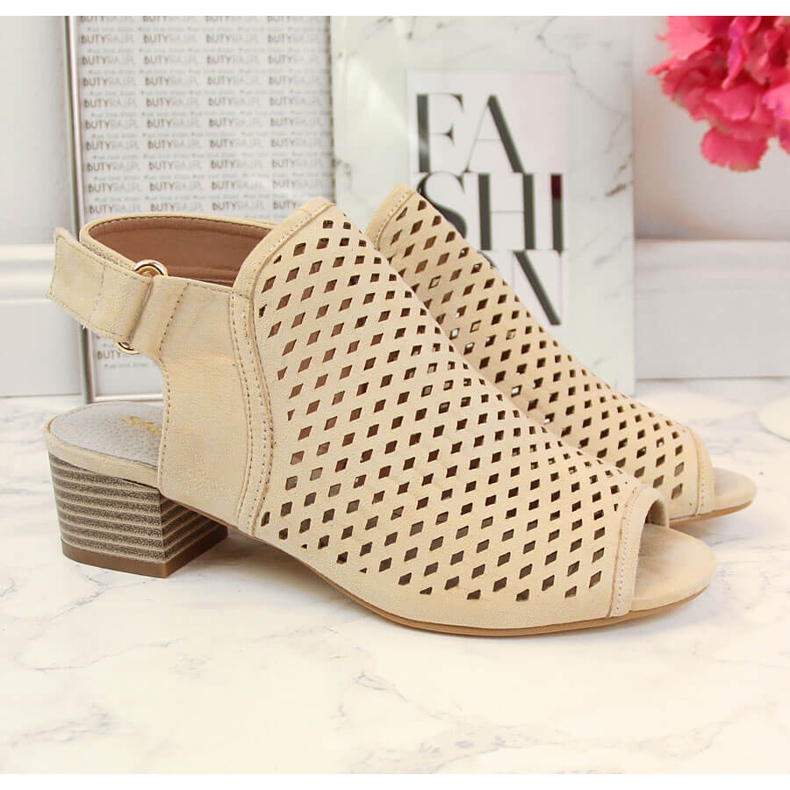 Sandali da donna beige traforati Sabatina 2