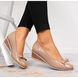 Décolleté su zeppa Vinceza beige laccata 1