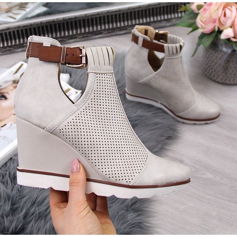 Sneakers beige da donna con zeppe traforate Filippo 2