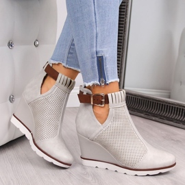 Sneakers beige da donna con zeppe traforate Filippo 1