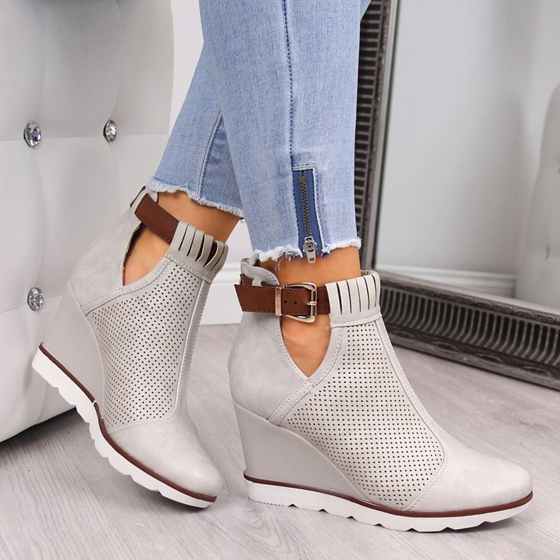 Sneakers beige da donna con zeppe traforate Filippo 1