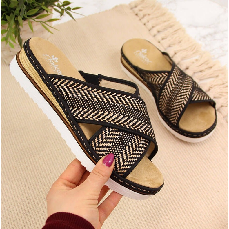 Ciabatte da donna nere su zeppa Rieker 679A5 beige marrone 1