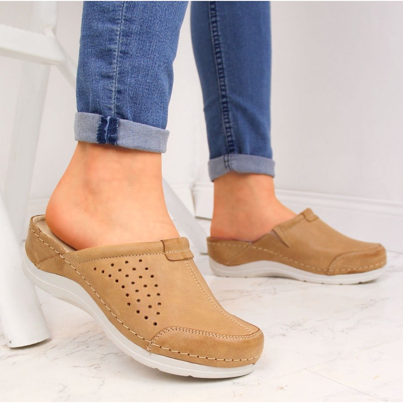 Ciabatte da donna in pelle marrone chiaro Helios 281 2