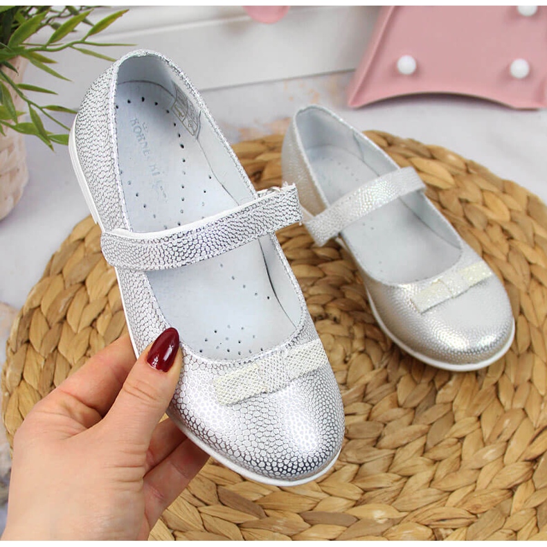 Ballerine da bambina comunione con velcro argento Kornecki 6493 1