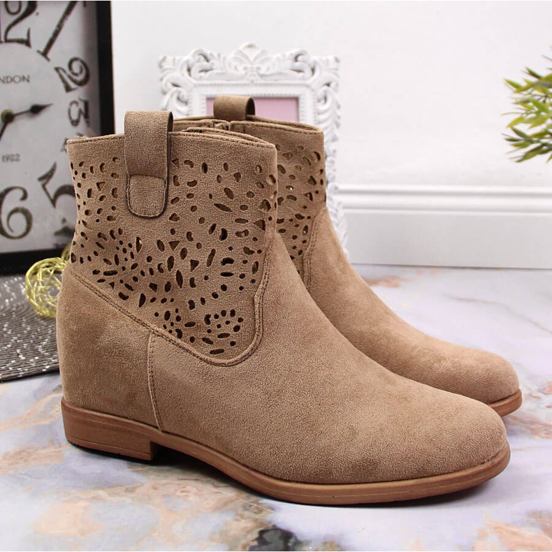 Stivali traforati da donna con zeppa Filippo beige 2
