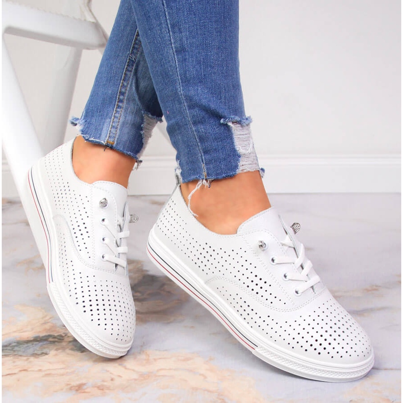 Scarpe da donna bianche in pelle traforata Vinceza 1
