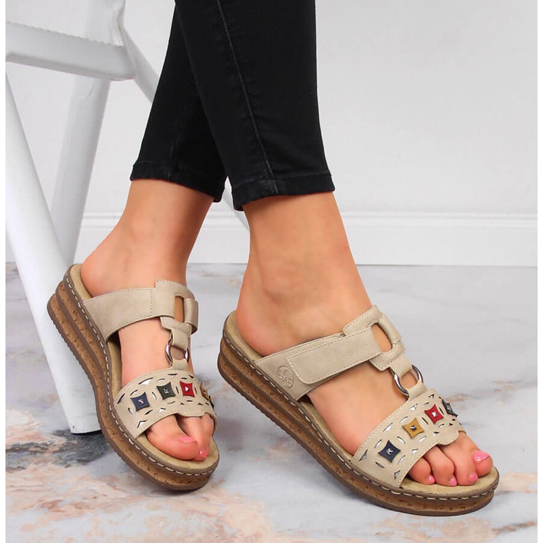 Ciabatte da donna beige con zeppa Rieker 62924-60 1