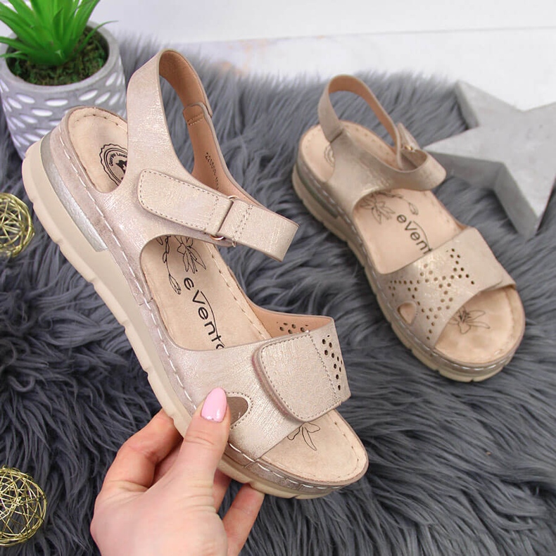 Comodi sandali da donna su zeppa beige eVento 1