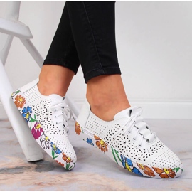 Scarpa da donna Artiker in pelle traforata bianca 1